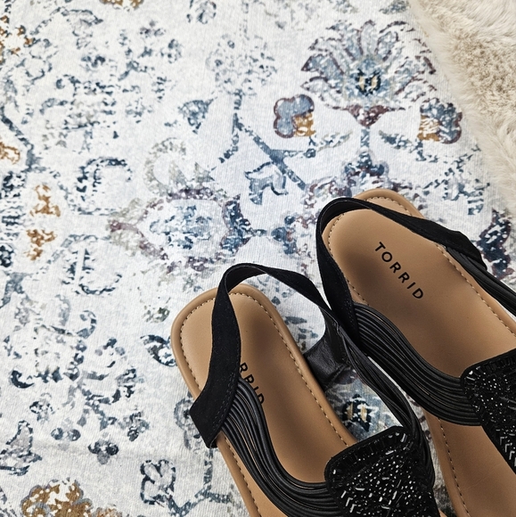 Torrid Black Elastic T-Strap Sandal - Picture 3 of 7